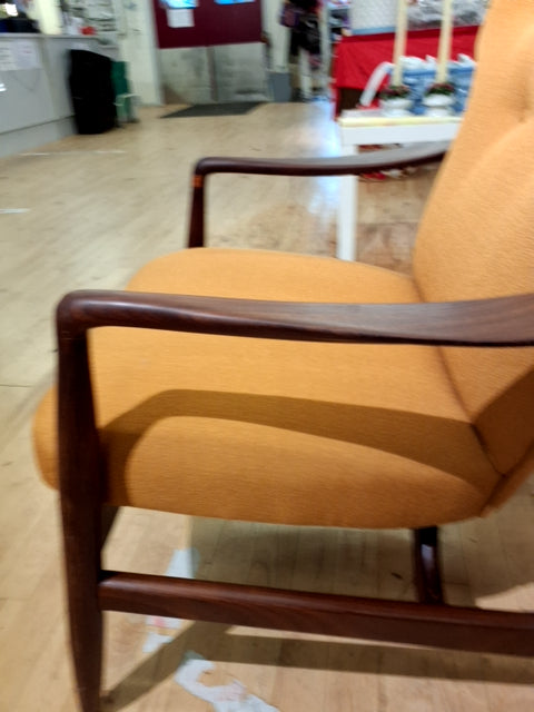 Lænestol i karrygul betræk af Ib Kofoed Larsen